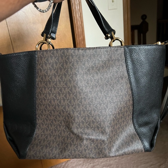 Brand new Michael Kors bag. Never used. - Picture 3 of 3